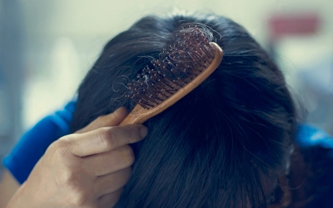 Perte de cheveux saisonnière : pas de panique !
